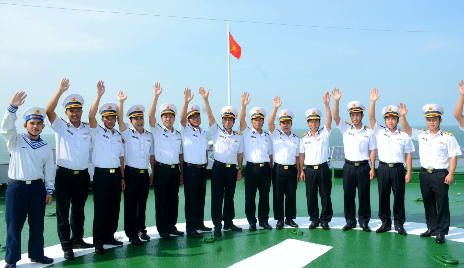 Xuân về với người lính biển

